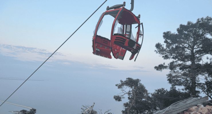 Antalya’da teleferik faciası: Bir ölü, 10 yaralı; 43 kişi kurtarılmayı bekliyor diken.com.tr/antalyada-tele…