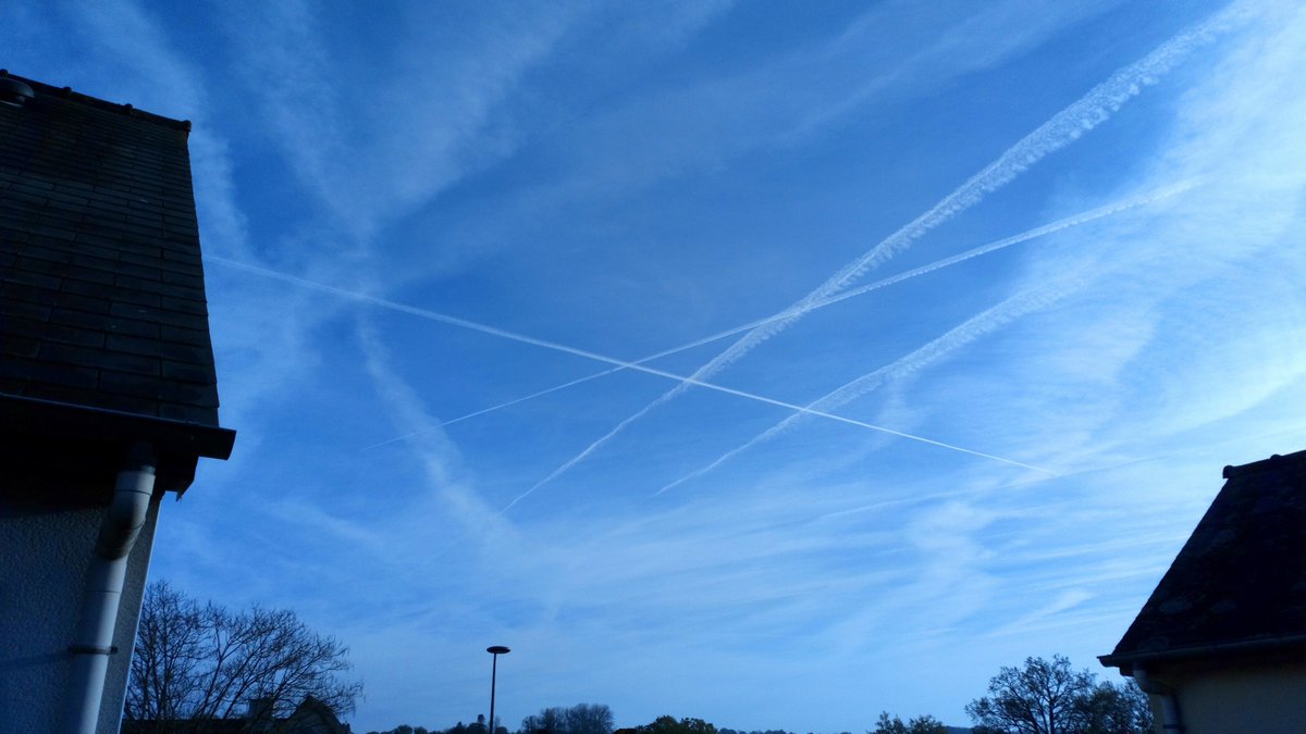 Le ciel ce matin en Ille-et-Vilaine 🤬Français, Françaises , n'oubliez pas le contrôle antipollution de votre Clio diesel 🤬🤬🤬