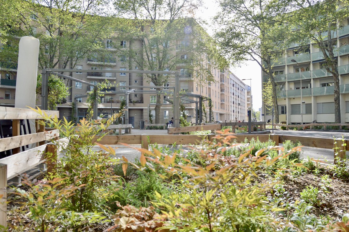 modacitylife's tweet photo. A translation of the Barcelona Superblock, Lyon’s Super-Îlots (Super Islands) are tactical interventions to help soothe and green the city.
Modal filters are used to eliminate through traffic and slow the remaining vehicles; transforming the intersection into a new public space. https://t.co/27F1P6yFeH