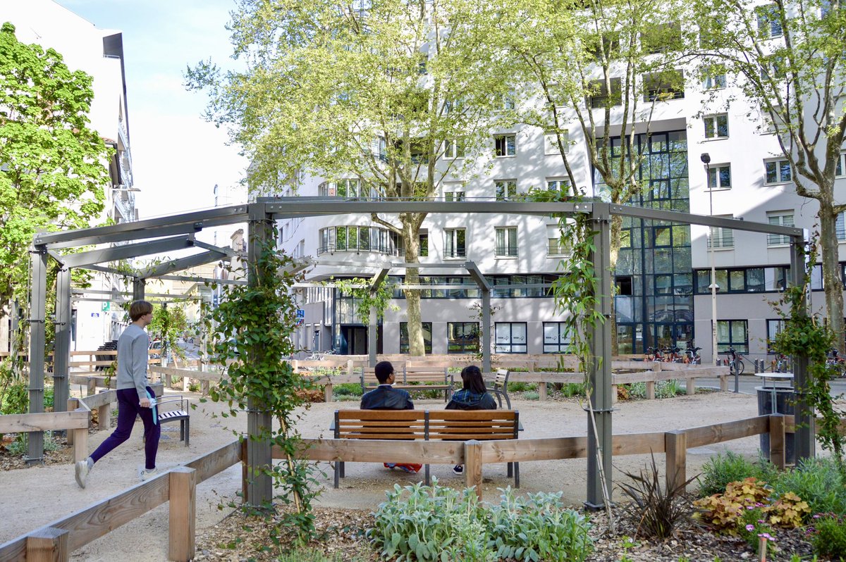 modacitylife's tweet photo. A translation of the Barcelona Superblock, Lyon’s Super-Îlots (Super Islands) are tactical interventions to help soothe and green the city.
Modal filters are used to eliminate through traffic and slow the remaining vehicles; transforming the intersection into a new public space. https://t.co/27F1P6yFeH