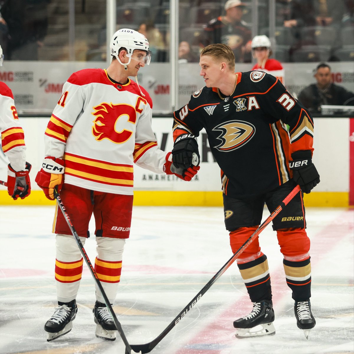NHLsv's tweet photo. Backlund och Silfverberg 🤝 

(🎥:@NHLFlames) #Silfverberg | #Backlund https://t.co/S2wVbZMqpl