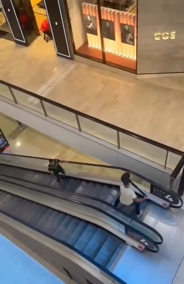 MatrixExit9's tweet photo. Sydney stabbing‼️

Fighting bloke holding the stand is at Bondi junction…

Absolute legend…

#sydney #Bondi https://t.co/ExZFMwzYoF