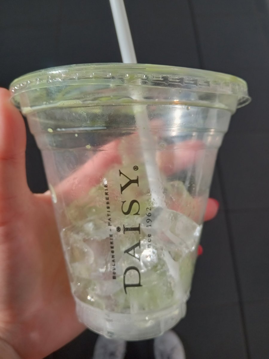 東京駅八重洲口改札付近にあるDAiSYにて購入した宇治抹茶ラテ、マジで美味しかったまた飲もうかな気が向いたら……ね🤔