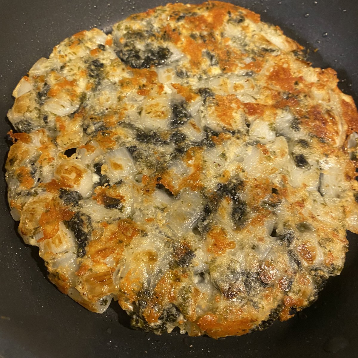 akari_hasegawa's tweet photo. タレ不要•塩のみでシンプルに味わう、新玉ねぎと海苔のチーズチヂミのレシピ。新玉ねぎはあえて薄切りにせず1㌢角に切るのがポイント。食感が心地いい。海苔の香りとチーズの風味が新玉ねぎの甘さを引き立てて、後引くおいしさ…夏が来る前にぜひ。
より詳しい手順は→https://t.co/n5yqe0Uihd にて。 https://t.co/2TXJbq9ycR