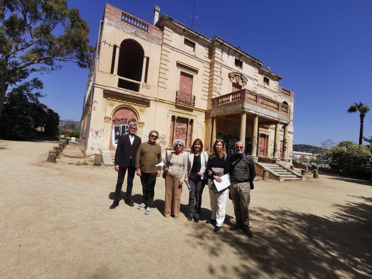 Bon dia: Defensem Ca l’Arnús de #Badalona es reuneix amb la sindicatura de greuges per informar dels perills que corre el parc davant els projectes de fer-hi pisos t.ly/clmkR