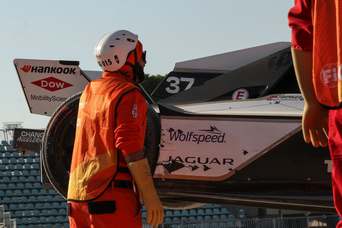 Auto_Taste's tweet photo. An off for Cassidy at the end of FP2, after he finds a lot of traffic coming round the final few corners

🇮🇹 #MisanoEPrix #FormulaE https://t.co/o3iHntEFYq