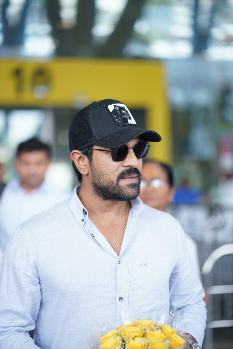 Touching down in Chennai, 𝐆𝐥𝐨𝐛𝐚𝐥 𝐒𝐭𝐚𝐫 @AlwaysRamCharan, along with his wife @upasanakonidela and baby #Klinkarakonidela, arrived to receive the honorary doctorate at the University of VELS convocation ceremony. #GlobalStarRamCharan #RamCharan #GameChanger #RC16 #RC17