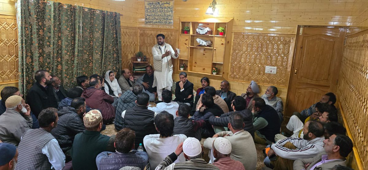 FayazMiroffice's tweet photo. PDP Senior Leader &amp; Lok Sabha Candidate for Baramulla Parliamentary constituency Fayaz Mir engages with Party workers,Civil society members &amp; others at Baramulla today. 

@MehboobaMufti @YouthJKPDP @jkpdp https://t.co/cWz0PDSw9W