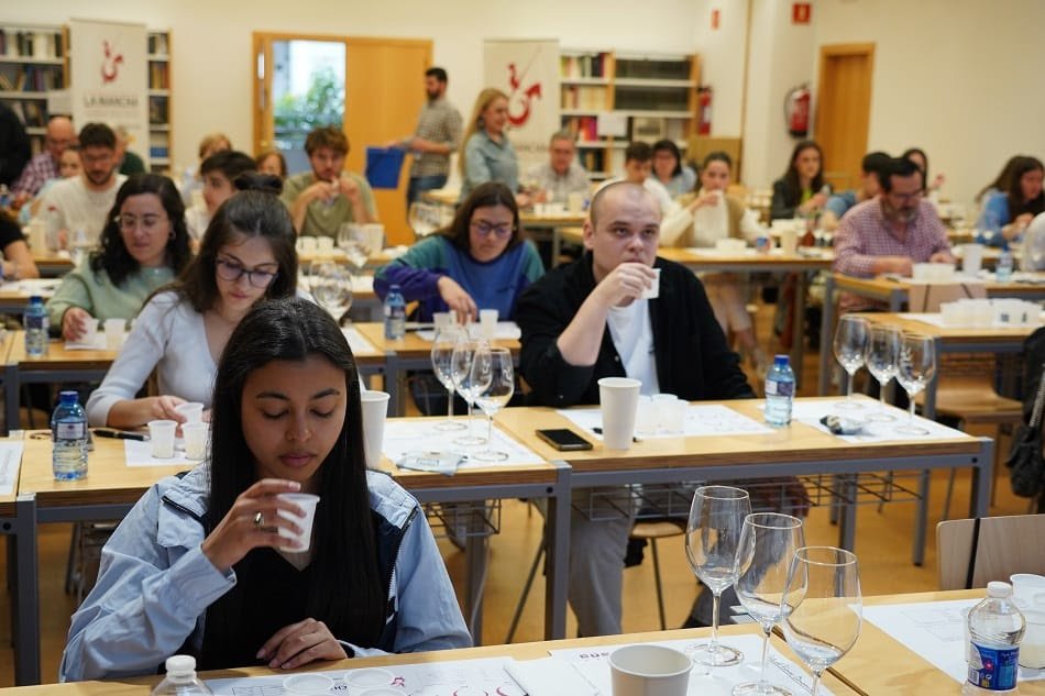 La @DOLaMancha despierta la curiosidad por el vino en la facultad de Químicas de la @uclm_es lanzadigital.com/provincia/alca…