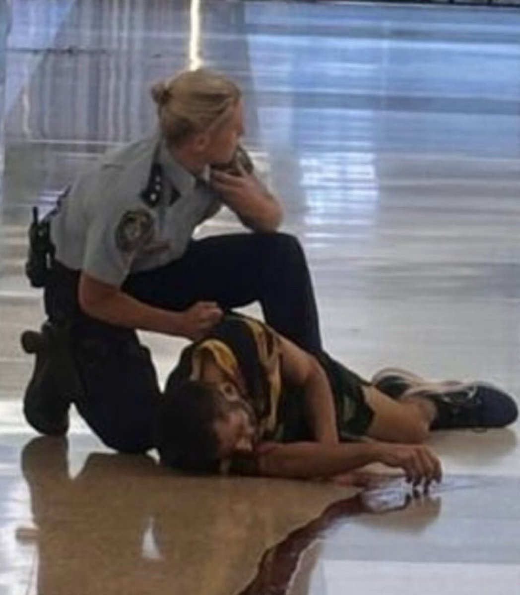 The Female police officer is certainly a Hero 🖖'She Save the lives' Female police officer who shot the stabbing rampage terrorist in a shopping centre in Sydney, Australia . One like and retweet for a real hero ❤️🖖