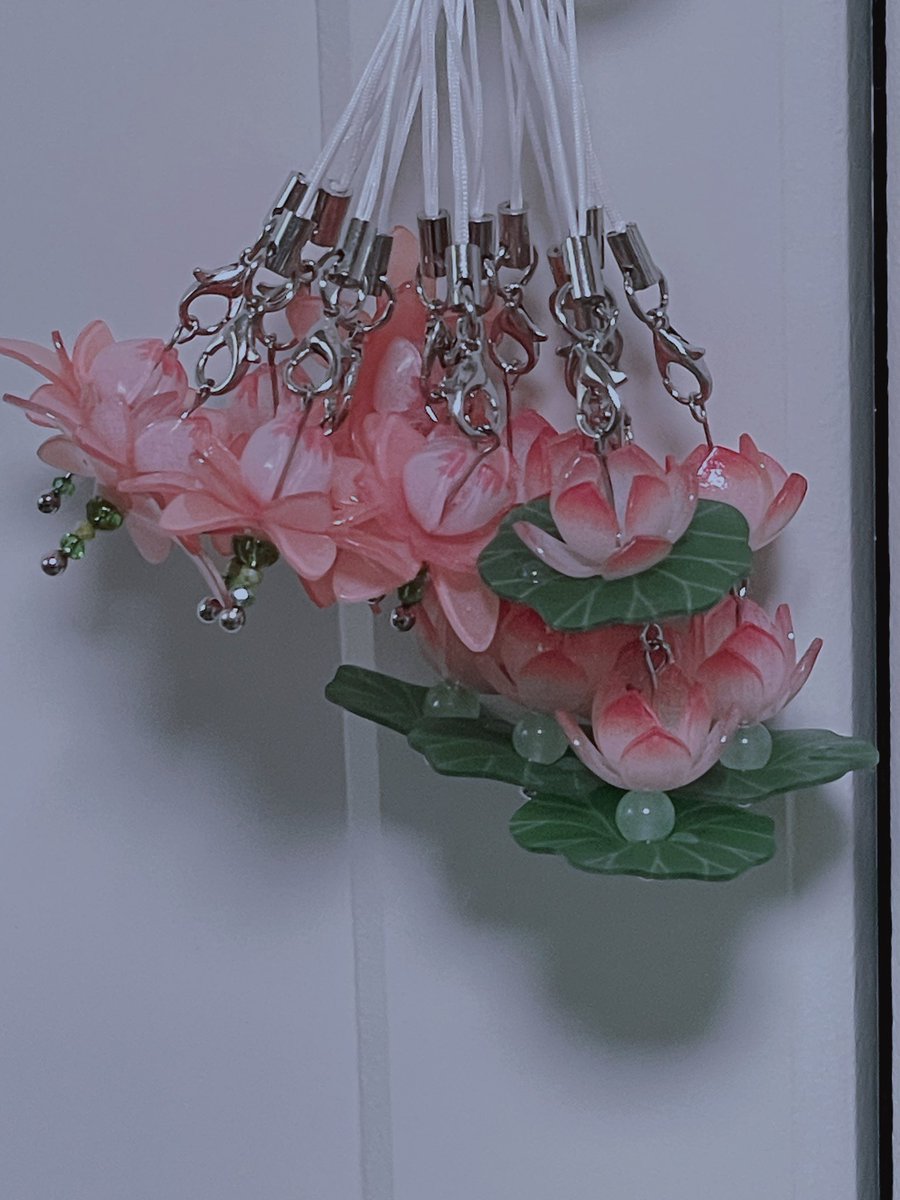 #RT 추첨 이벤트 🪷

RT 해주신 두 분에게 연꽃 책갈피 또는 키링 보내드릴게요 💗

❥ 책갈피 마켓 
14일 오후 7시 오픈 ~ 17일 마감 
신규 제품 : 해파리 책갈피&amp;키링

📚 projectondo.com