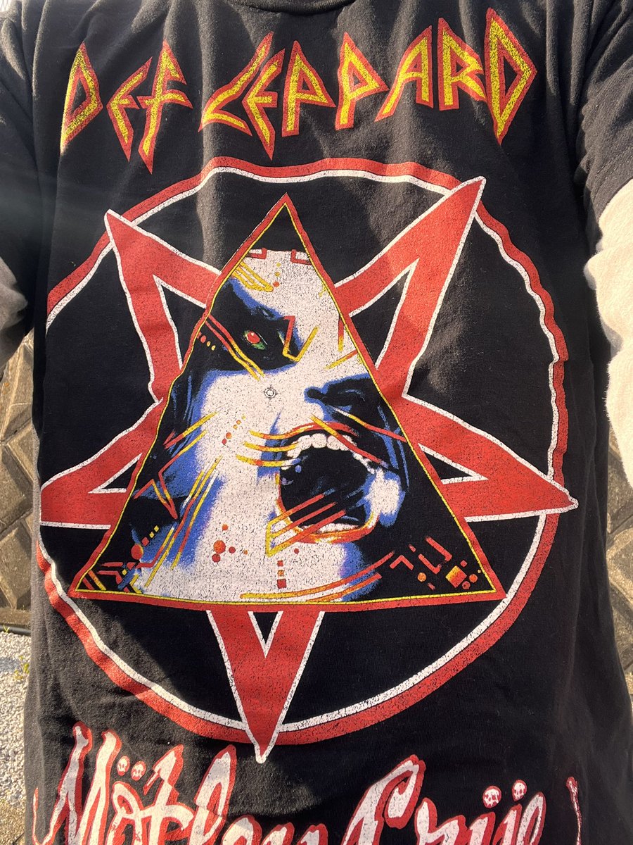 hii1969's tweet photo. そういえば今日は、初めて #DefCrue Tシャツを着て出てきました。
(去年11月に必死の思いで買ったのに、その後すぐ寒くなって着られなくなっていた)
#DefLeppard #MotleyCrue https://t.co/bEctIg7NqB