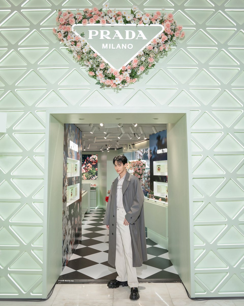GMMTV's tweet photo. "วิน-เมธวิน" พร้อมภาพบรรยากาศในงาน Prada Beauty Hong Kong Pop-up Opening Event ที่ SOGO, Causeway bay ณ ฮ่องกง 

#PradaBeautyxWin
#PradaBeauty 
#PradaBeautyHK 
#GMMTV https://t.co/KctkMXjLyX