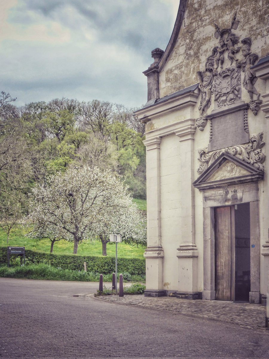 De kapel van Kanne kan je niet missen als je het dorpje binnenrijdt. Op dit moment is de hoogstamboomgaard die er naast ligt in volle ornaat aan het bloeien. Als je er langs loopt, kom je aan het prachtige Chateau Neercanne @magnifiekZL