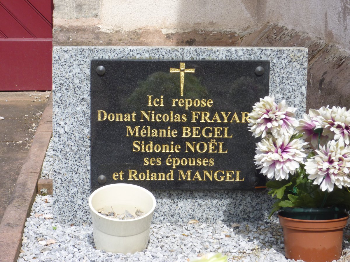 Il y a de la place pour tout le monde. Cimetière de Saint-Jean-du-Marché (Vosges). #tombes