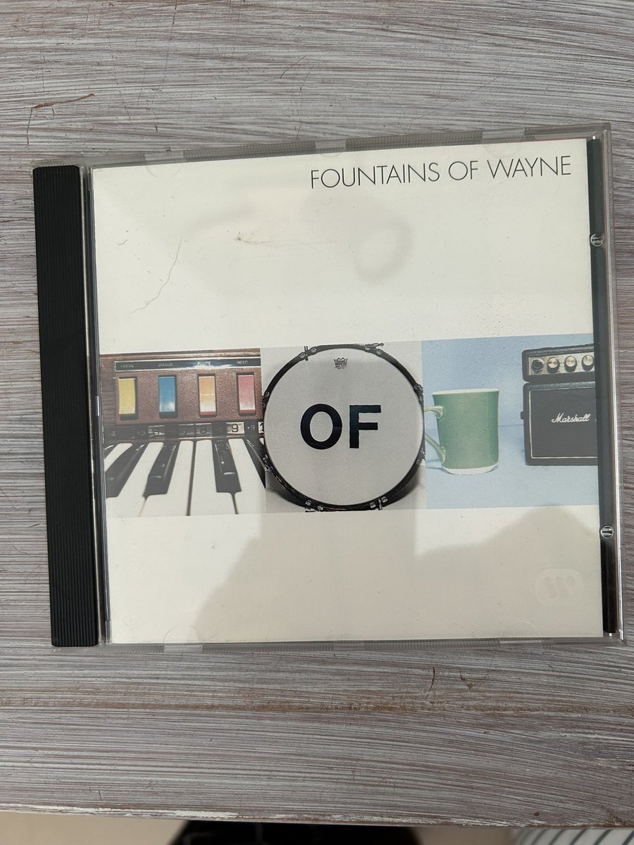 Es troben a faltar les cançons dels #fountainsofwayne 🖤 “Sink to the bottom”: “…Cars on the highway, 
planes in the air
Everyone else is going somewhere
But I'm going nowhere, 
getting there soon
I might as well just sink down with you…”
youtu.be/FgLZMvnWxRU?si…