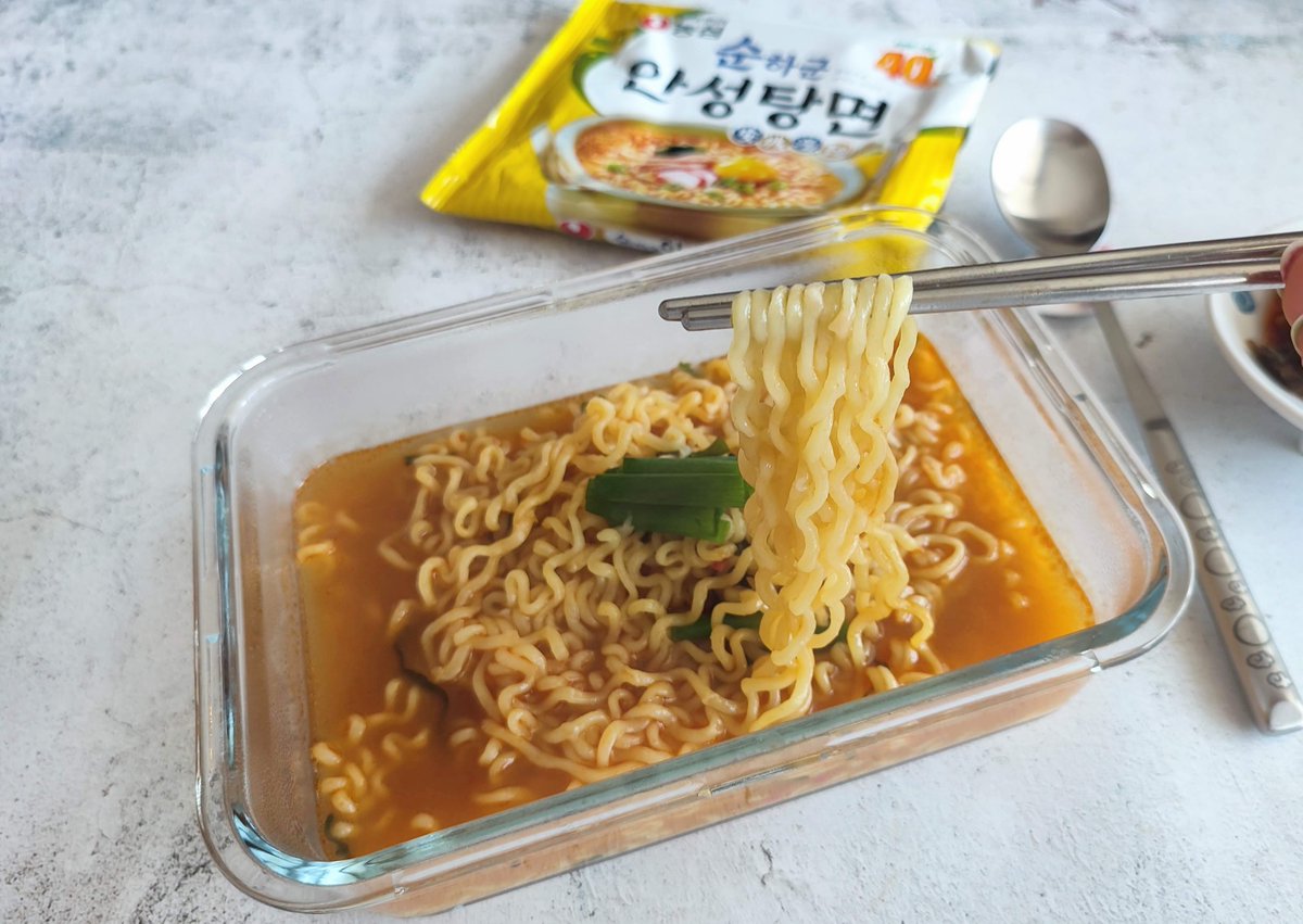 nikkoriotte's tweet photo. 今年、農心のチャパゲティ誕生から40周年🎉
人気の「海鮮安城湯麺」と「まろやか安城湯麺」食べてみました😊海鮮は人気だけあってスープが美味しいけど、まろやかはスープが薄い感じ！
旦那さんが今度からラーメンにはモヤシ入れないでって…。スープが水っぽくなるっていう人いるよね！
#ラーメン https://t.co/9WbSE4HsSw