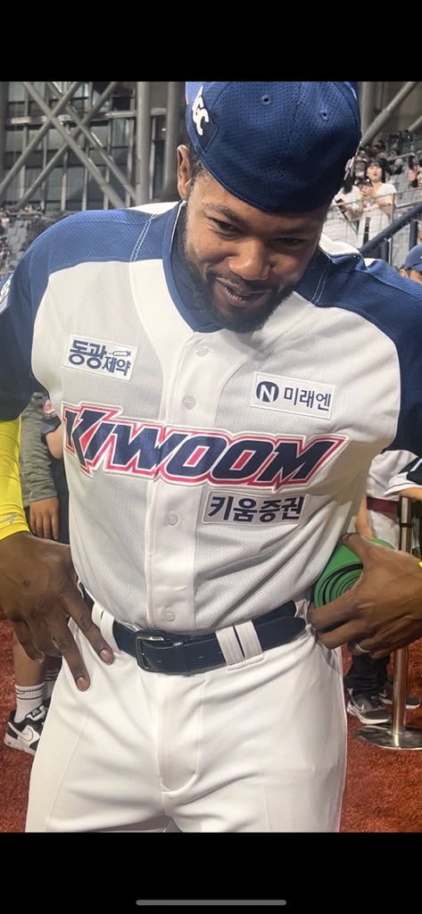 Eehoo__'s tweet photo. 도슨 짱 귀여움
롯린이 아기 보고 쏘 큐트 하더니
모자 씌워줄라다가 피하니까 🥹 되더니
들어가서 장갑 주고 감…. https://t.co/Bp212GG8Md