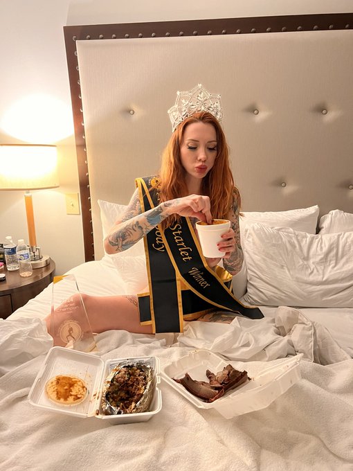 How tonight started vs how it ended 🌟  Thank you Dave, Kris and Roxi for all of your support and encouragement<a href="/tag/femdom"class="tags"><span>#femdom</span></a><a href="/tag/dominatrix"class="tags"><span>#dominatrix</span></a>