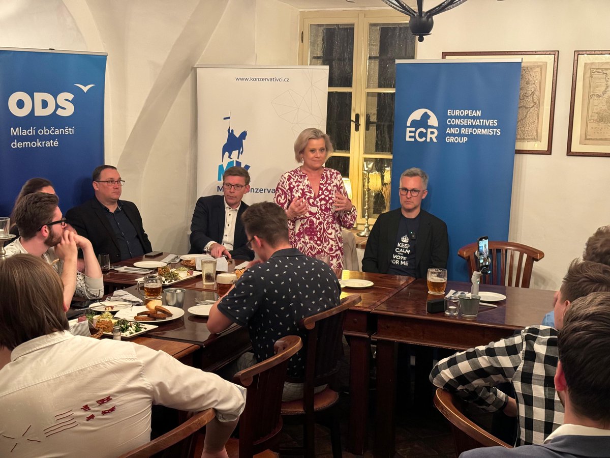 vrecionova's tweet photo. V Ostravě jsme včera na akci @MladiODS a @MKonzervativci spolu s @makupka, @JanDohnal9 a @ondrejkrutilek diskutovali o nadcházejících evropských volbách a dalších tématech, které zajímali naše mladé naděje. 😊

Moc mne potěšila hojná účast. Skvělá debata! 👍 https://t.co/U5yNBk1bYl