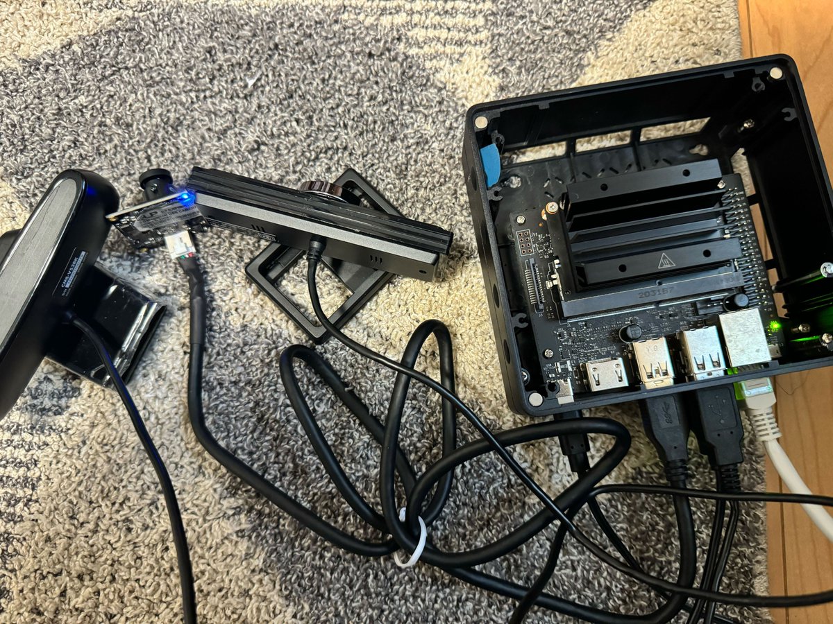 rocs_lab's tweet photo. Jetson Nano 2GB x 1台でUSBカメラ3つをwebrtcで配信できる。(受信側はJetson Nano 2台)
HWエンコーダー使えばload avgが0.5くらいなのでこのくらいのスペックのSBCでいいんだよな、、
(もうOrinの時代なのでこの時代は良かった、、)
アクチュエーターは、GPIOヘッダにあるUARTを使う感じで https://t.co/JeiYOzdDV5