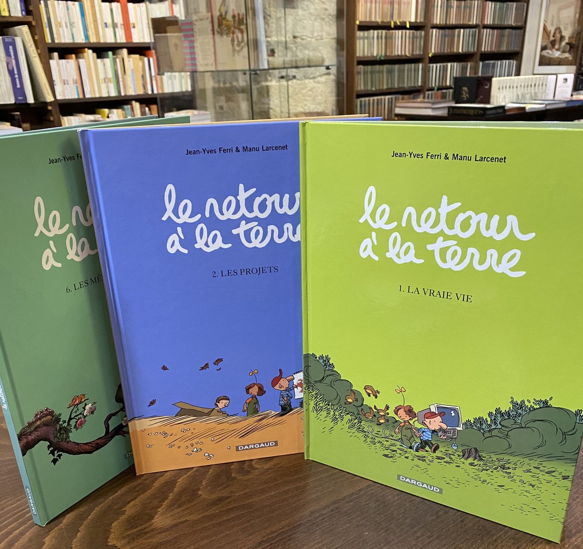 Le quotidien d'un couple en quête de simplicité à la campagne. Les dessins sublimes et détaillés vous plongeront dans cet univers authentique ! 🌿📚 #bandedessinee #ManuLarcenet #Larcenet #RetourÀlaTerre #BD #BDlyon #lyon #lyon1 #librairie #librairieindependante