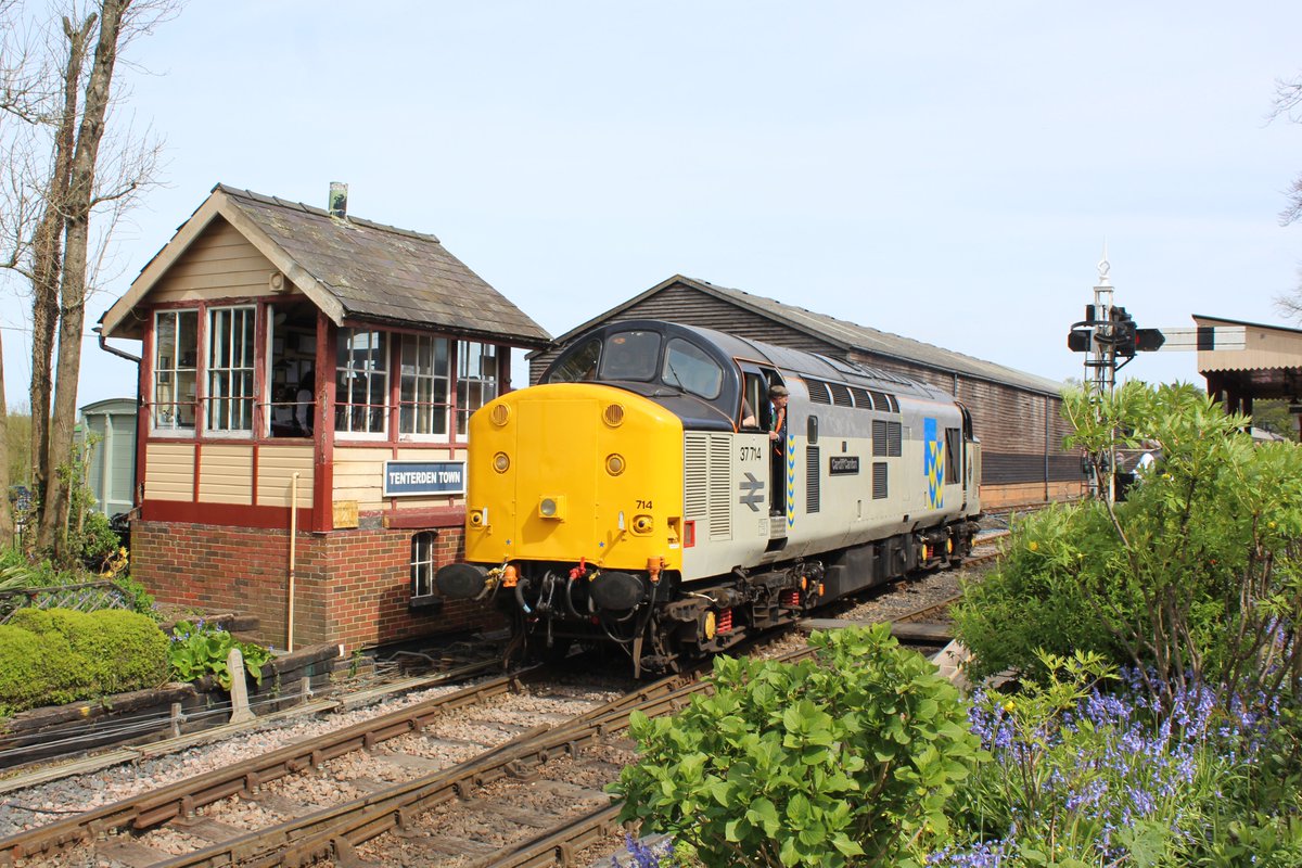 Another picture of 37714 'Cardiff Canton' in the glorious Spring weather (at last!) at Tenterden during the first day of the @KandESRailway Diesel Gala yesterday. An absolutely brilliant and well organised day I think all will agree.