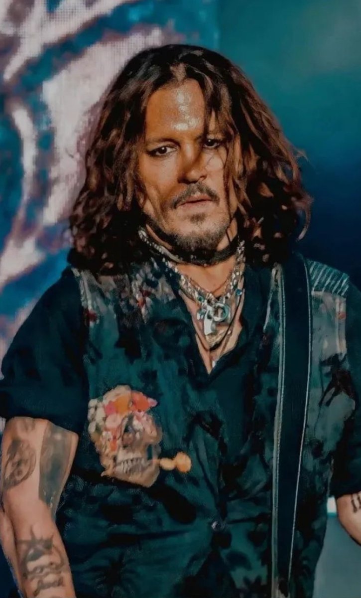 Nothing in this world is more beautiful than making people happy,and this man Johnny Depp has done nothing but bring smiles to people's faces. I have discovered this man since the Trial began and I have seen in him an extraordinarily good man. I wish you a beautiful Saturday 🙏❤️‍🔥
