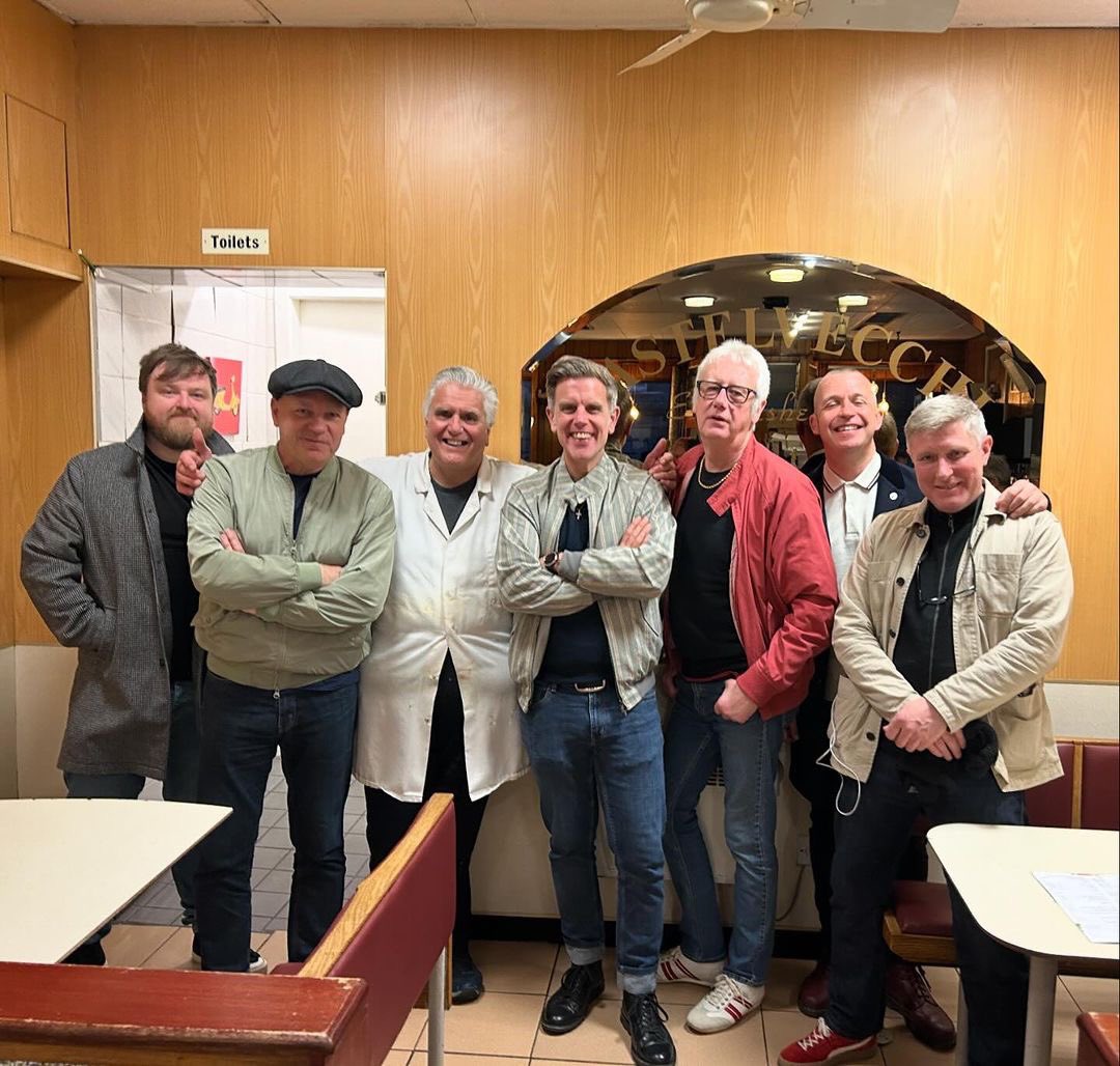 Pre Stone Foundation gig fish &amp; chips at the best chippy in the land at castelvecchi’s. Great to see <a href="/PaoloNutini/">Paolo Nutini</a>’s dad Alfredo again. Thanks to everyone who came to a packed out <a href="/BungalowPaisley/">The Bungalow</a> 🏴󠁧󠁢󠁳󠁣󠁴󠁿

#paisley #chippy #castelvecchi #paolonutini