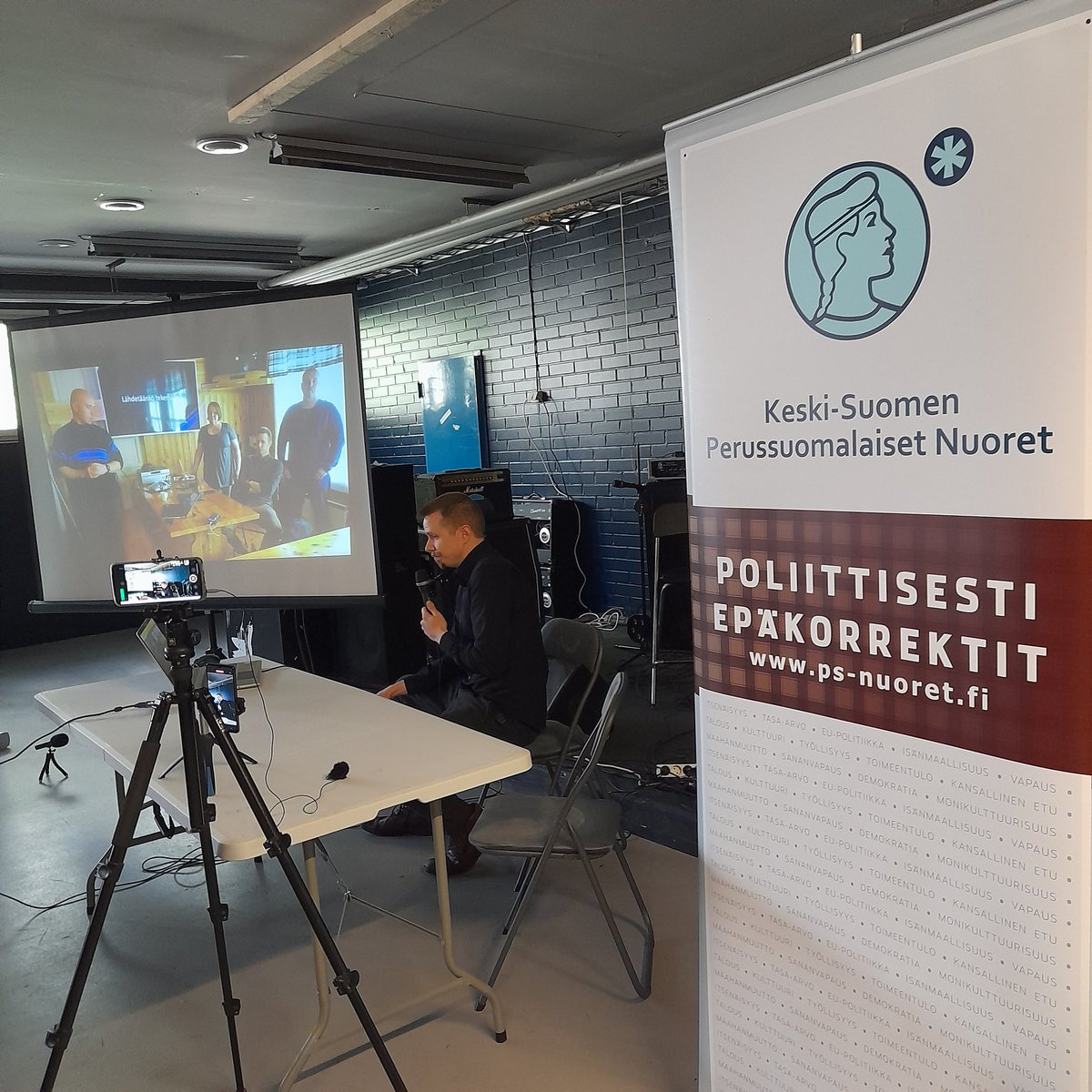 TJJalonen's tweet photo. Taistelumme-tapahtuma käynnissä kulttuurikeskuksessa @Otsolakeskus. Lauri Hokkanen @L_Hokkanen kertoo Sinimustan Liikkeen synnystä. Pystyssä myös nostalgisia mainoksia. #Suunta #taistelumme #sinimustaliike #psnuoret https://t.co/V4VTnI20bK