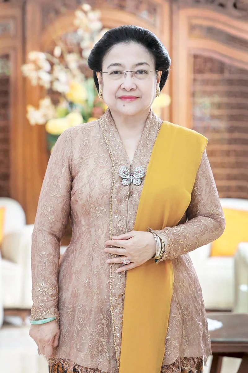 Ibu Megawati Soekarnoputri Ketum <a href="/PDI_Perjuangan/">PDI Perjuangan</a> tidak berjalan seorang diri