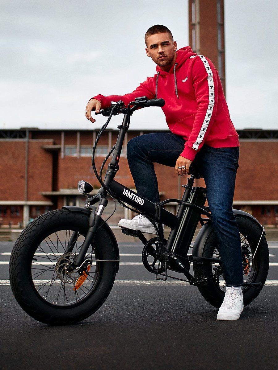 wouterkeller's tweet photo. FD: "Er worden fors minder snorfietsen verkocht door de invoering vd helmplicht.
De #fatbike wordt als een beter alternatief gezien: geen helmplicht en je kan ze eenvoudig opvoeren.."
Tja, en die krengen hebben als fiets altijd voorrang! #autoschade
https://t.co/MgVXAnbVWk