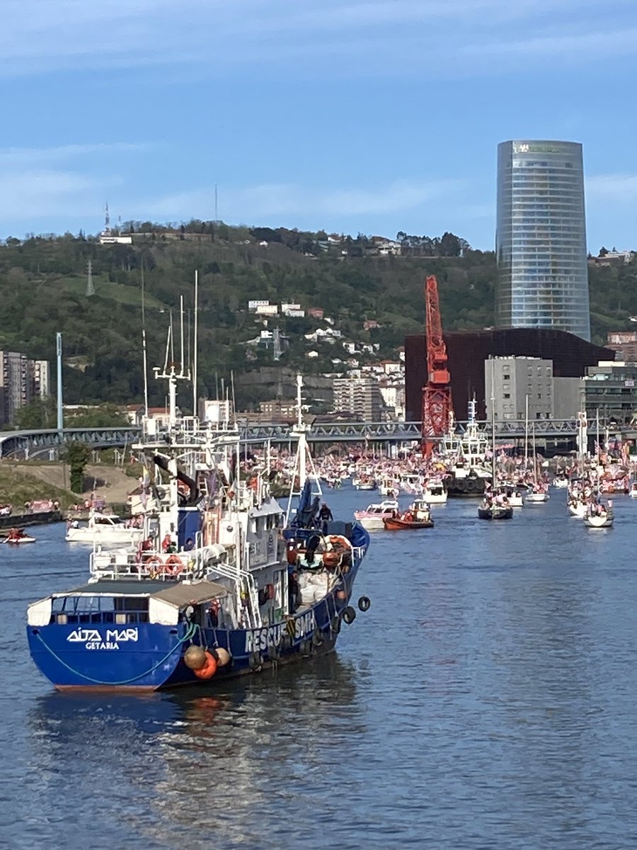 Jainko_Barik's tweet photo. De todo el asunto de la gabarra, me quedo con el momentazo en el que nos rompimos las manos a aplaudir a la tripulación del Aita Mari.
En Bilbao se valora más a quien rescata migrantes en la mar que a quien los mata en la frontera.
Por lo que sea. https://t.co/gyKzwXJVOT