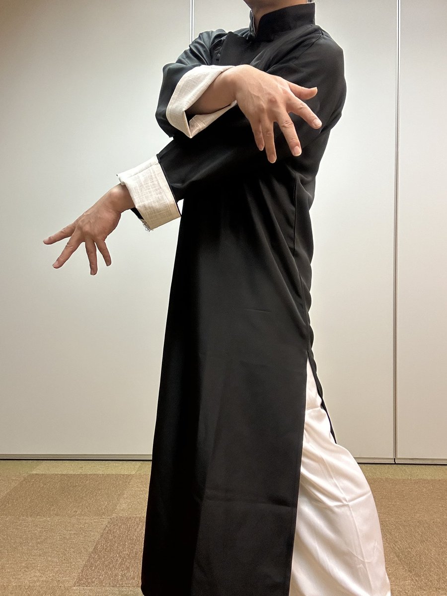 kagaho04's tweet photo. みんな大好きチャンパオ（長袍）だよ。4枚目は生足だとどうなるかやってみたやつだよ。おじさんだと気持ち悪くていいね。いいんだよ。 https://t.co/XaicsD1Rv0