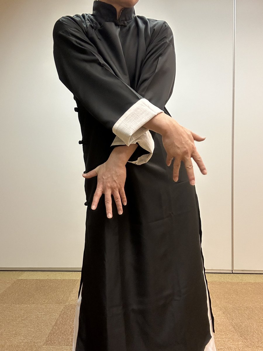 kagaho04's tweet photo. みんな大好きチャンパオ（長袍）だよ。4枚目は生足だとどうなるかやってみたやつだよ。おじさんだと気持ち悪くていいね。いいんだよ。 https://t.co/XaicsD1Rv0