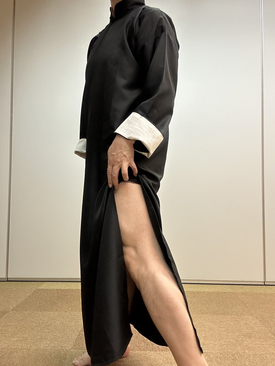 kagaho04's tweet photo. みんな大好きチャンパオ（長袍）だよ。4枚目は生足だとどうなるかやってみたやつだよ。おじさんだと気持ち悪くていいね。いいんだよ。 https://t.co/XaicsD1Rv0