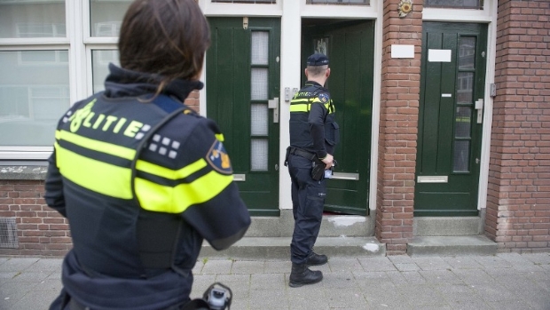 Politie getipt: Agenten treffen harddrugs en duizenden euro's cash aan in woning -  internetbode.nl/bergen-op-zoom…