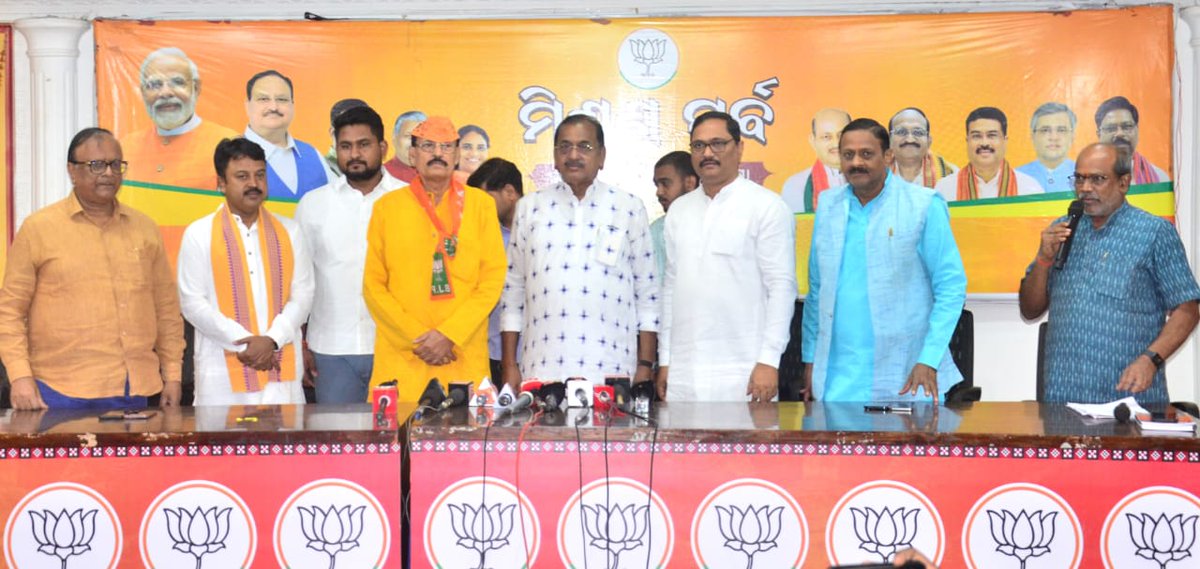 MurliSharmaBJP's tweet photo. ବିଜେପି ରାଜ୍ୟ କାର୍ଯ୍ୟାଳୟ ଠାରେ ଅନୁଷ୍ଠିତ ମିଶ୍ରଣ ପର୍ବରେ ଯୋଗଦେଲେ ଭଦ୍ରକର ବିଜେଡ଼ି ରାଜ୍ୟ ସମ୍ପାଦକ ଅ���ୟ ନାୟକ ।
@BJP4India 
@BJP4Odisha 
@dpradhanbjp 
@MundaArjun 
@SamirMohantyBJP 
@SamalManmohan7 https://t.co/naoImYX24t