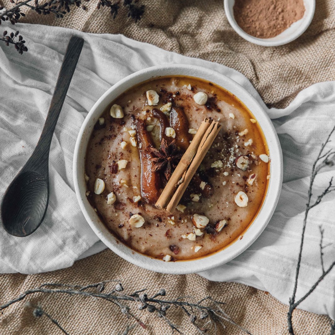 Indulge in a taste of Czech comfort food with this creamy semolina porridge, known as krupicová kaše! Topped with decadent poached pears, crunchy hazelnuts, and a drizzle of maple syrup, it's the perfect breakfast to start off your day! Grab the recipe: polkadotpassport.com/krupicova-kase…