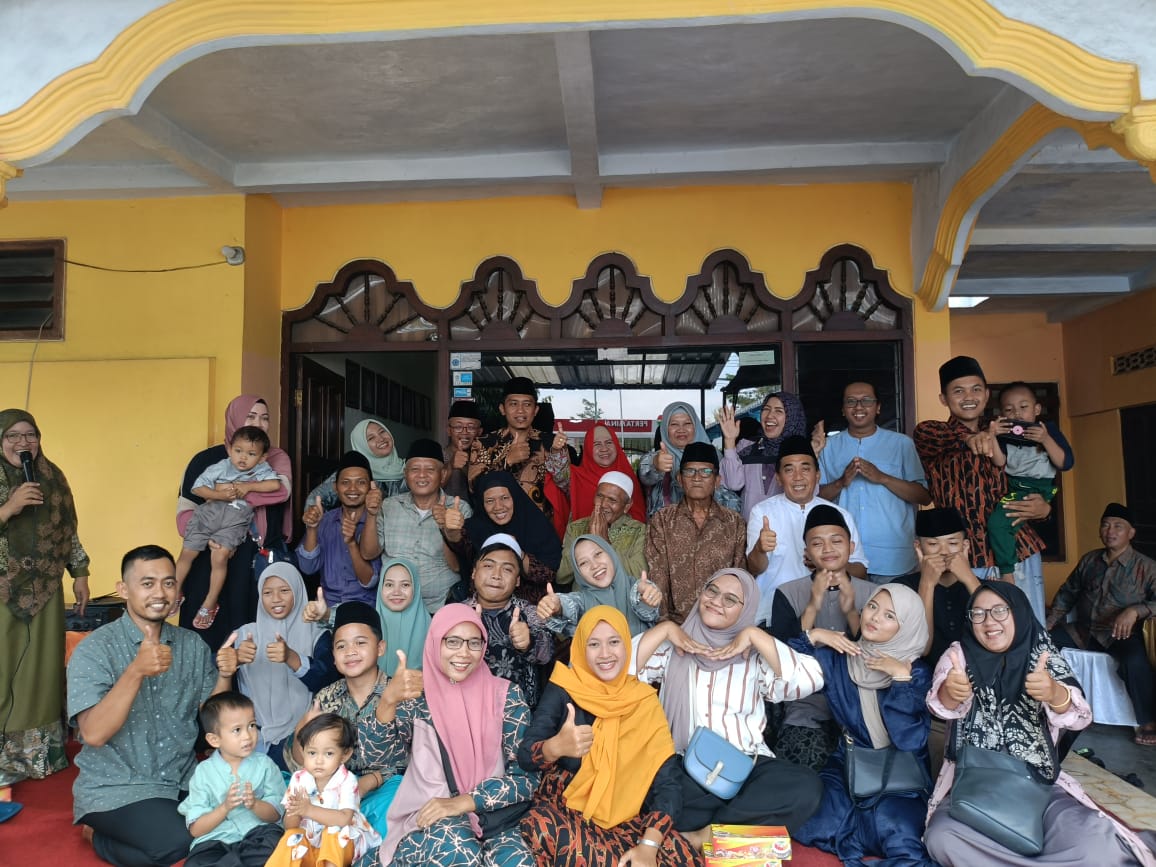 Munika1990's tweet photo. Alhamdulillah, lebaran kali inj bs berkumpul dg keluarga besar bermaaf-maafan serta berbagi banyak cerita 
@IndiHome 
@meylia 
@puji_tutik 
@VickaQuebee https://t.co/Hgm04O8nyg