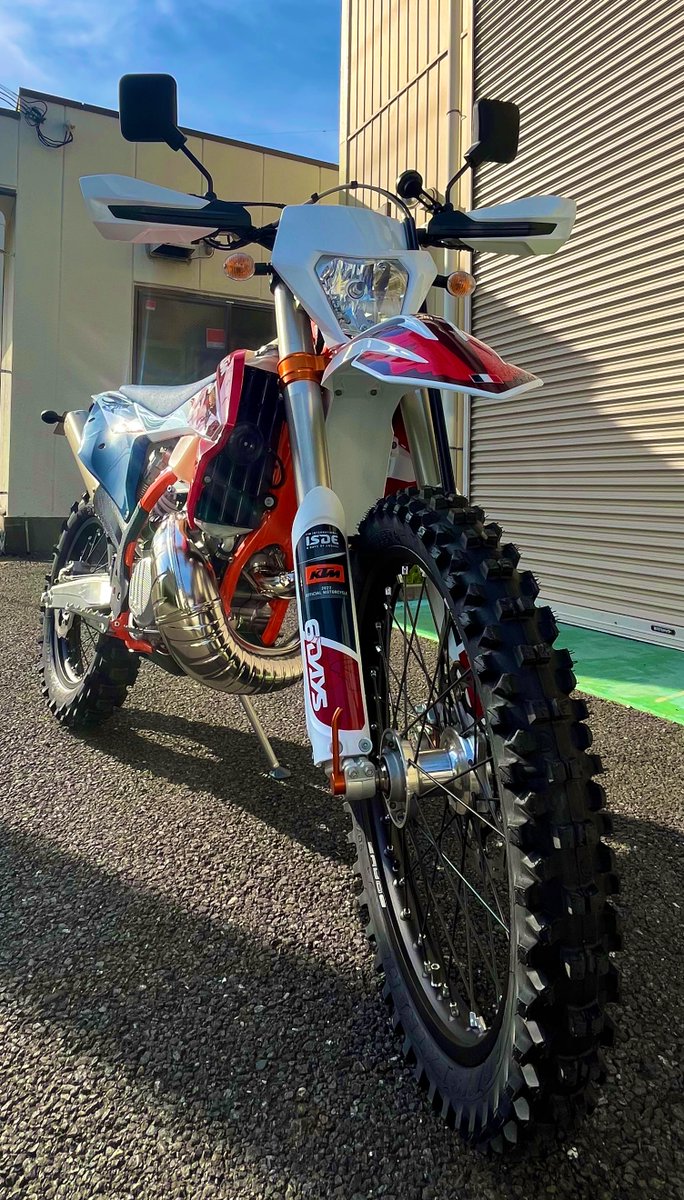 UMA_masking's tweet image. 【増車】
勢いと憧れから買ってしまったSIXDAYS
これから少しづつカスタムする
林道とかも後々は行く予定
これからヨロシク🍊
 #KTM
 #250EXC
 #SIXDAYS