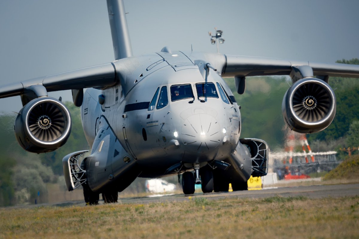 🛫 The journey continues for the @embraer #KC-390, now at Kecskemét for final testing phases post its debut flight, focusing on integrating @NATO systems. The first of the two KC-390s is set for official Hungarian registration later this year. 🇭🇺✈ #HDF #KC390