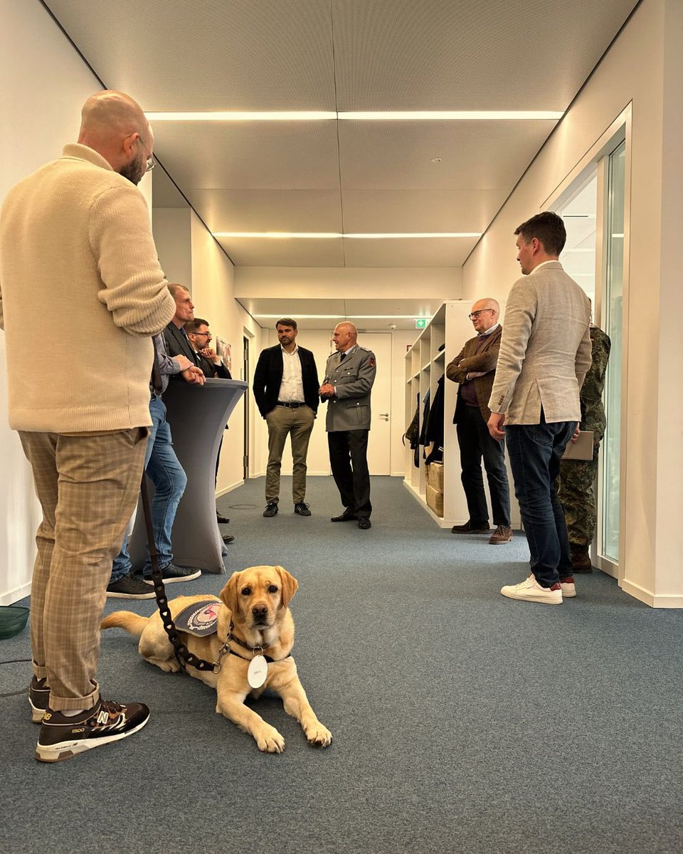 andrehassankhan's tweet photo. #LiSoV besucht das #veteranenBüro der #Bundeswehr in #Berlin. Das #büro leistet einen unschätzbaren Beitrag zur Anerkennung und Unterstützung unserer Veteranen, die durch ihren Dienst der Gesellschaft gedient haben und es noch tun! #fdpbt #fdp #liberal https://t.co/rwt5YdSUnb