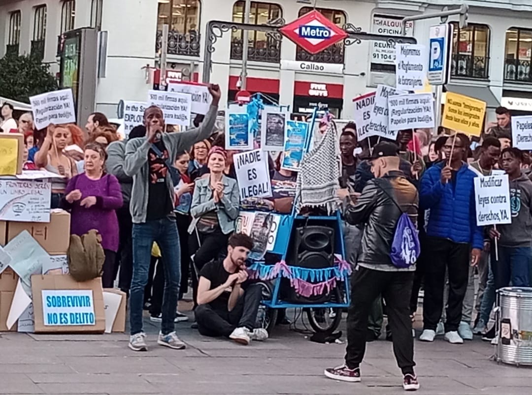 la_lineal's tweet image. Concentración en Callao el pasado jueves. Denuncia de los acuerdos del Pacto europeo sobre migración y asilo que supone graves restricciones de derechos.
#NoAlPEMA
#NigúnSerHumanoEsIlegal