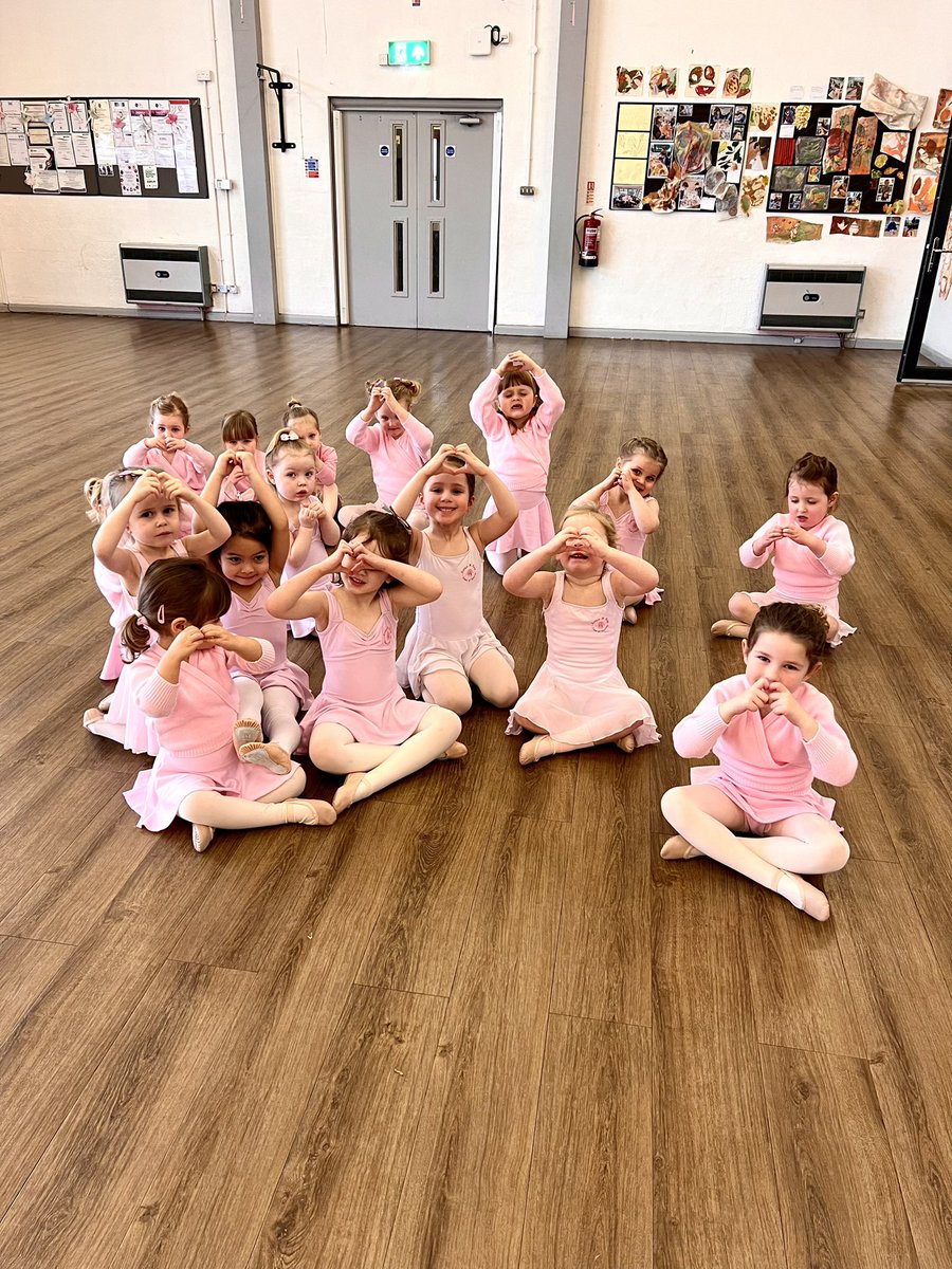 We  love 🧡 our Saturday morning Ballet 🩰 and Tap 💃Classes in Barry and Penarth , teaching the brightest young minds in a buzzing environment , we fuse fun with learning  and provide the best foundation for their future success 💕
#lmultiawardwinningdanceschool #inspiring