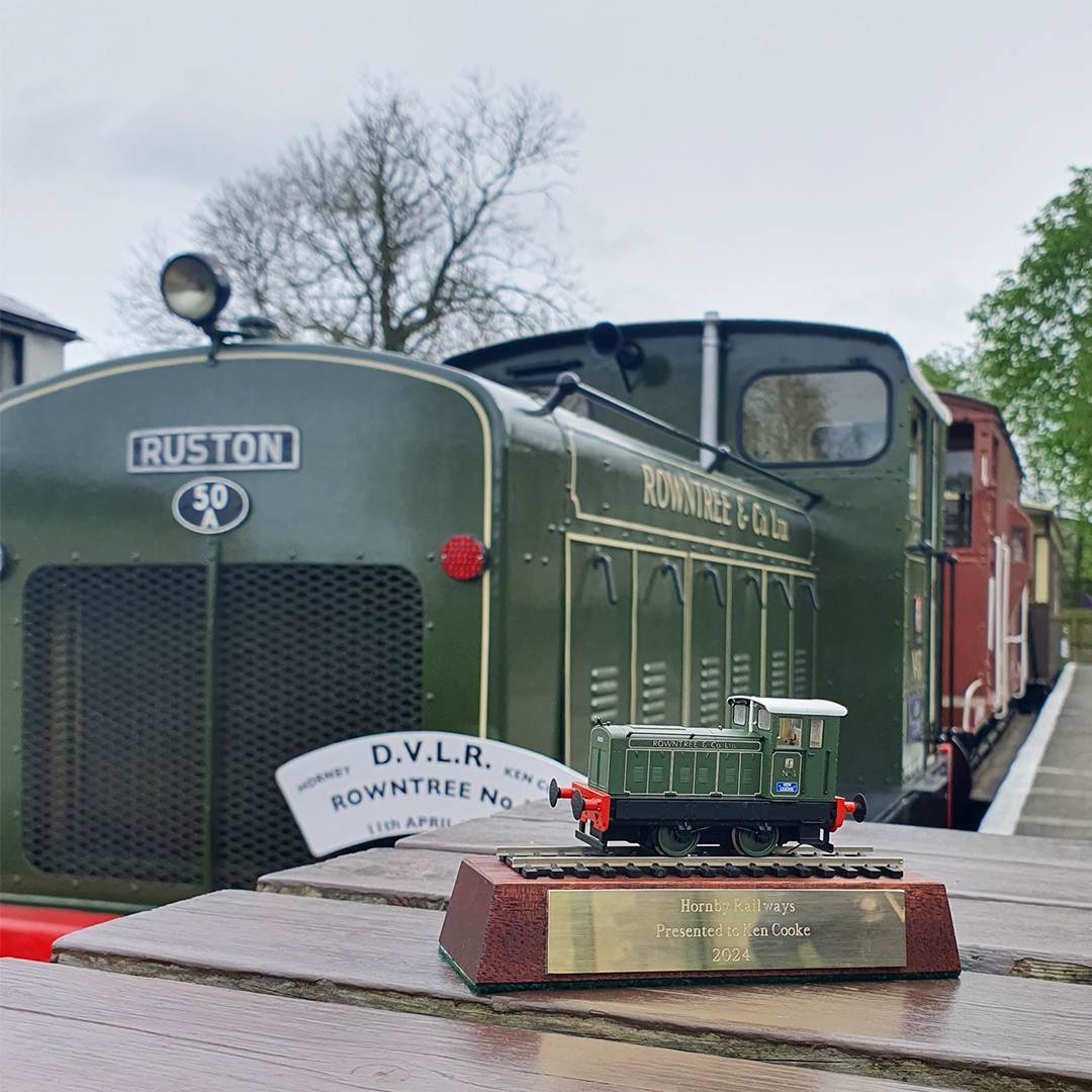 Our team recently took a trip to the Derwent Valley Light Railway and were thrilled to present Ken Cooke with a model of ‘his’ train, the Ruston & Hornsby 88DS Rowntree No3. Ken Cooke. Special thanks to Glynnis and Tony @DVLR_Murton! 👉bit.ly/49xuDo1 #Hornby