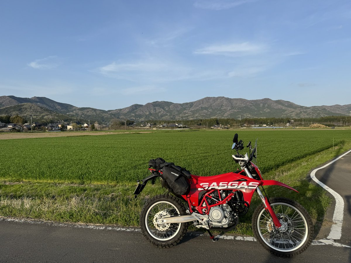 峠を越した(物理)ので宿に向かう
夕陽が柔らかいので感傷にひたってしまうな
今日は一日よく走った
.
.
#GASGAS  #ES700 #ガスガス #ソロツーリング友の会 #gost
#gosttriplebeach