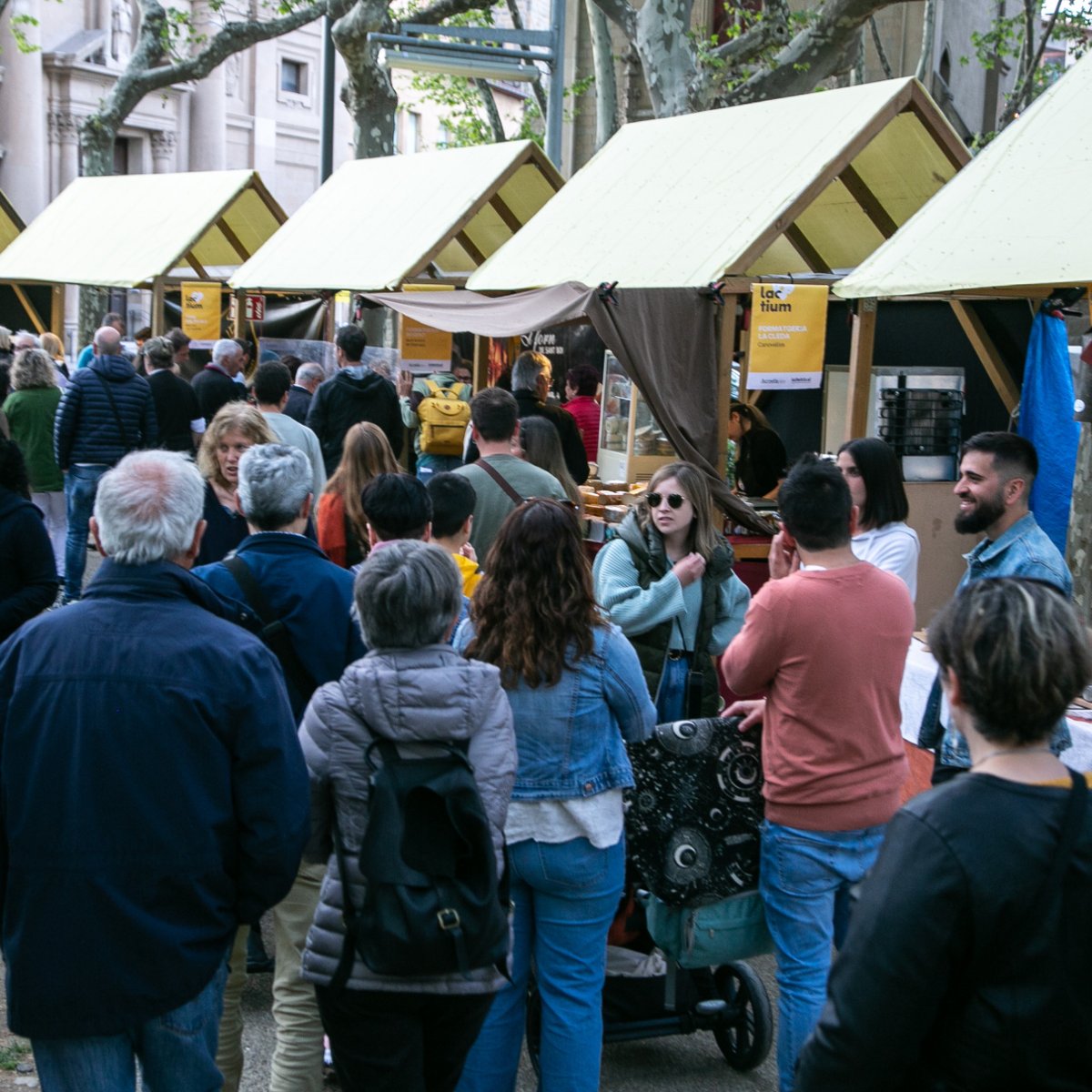 LactiumVic's tweet image. 🧀 Una setmana i... @LactiumVic! Descobreix, tasta i compra #formatges d'arreu del país en un dels mercats formatgers més atractius de #Catalunya, i amb un programa d'activitats divulgatives i familiars. 

Els dies 20 i 21 d'abril a #Vic 
ℹ️ + info a vicfires.cat