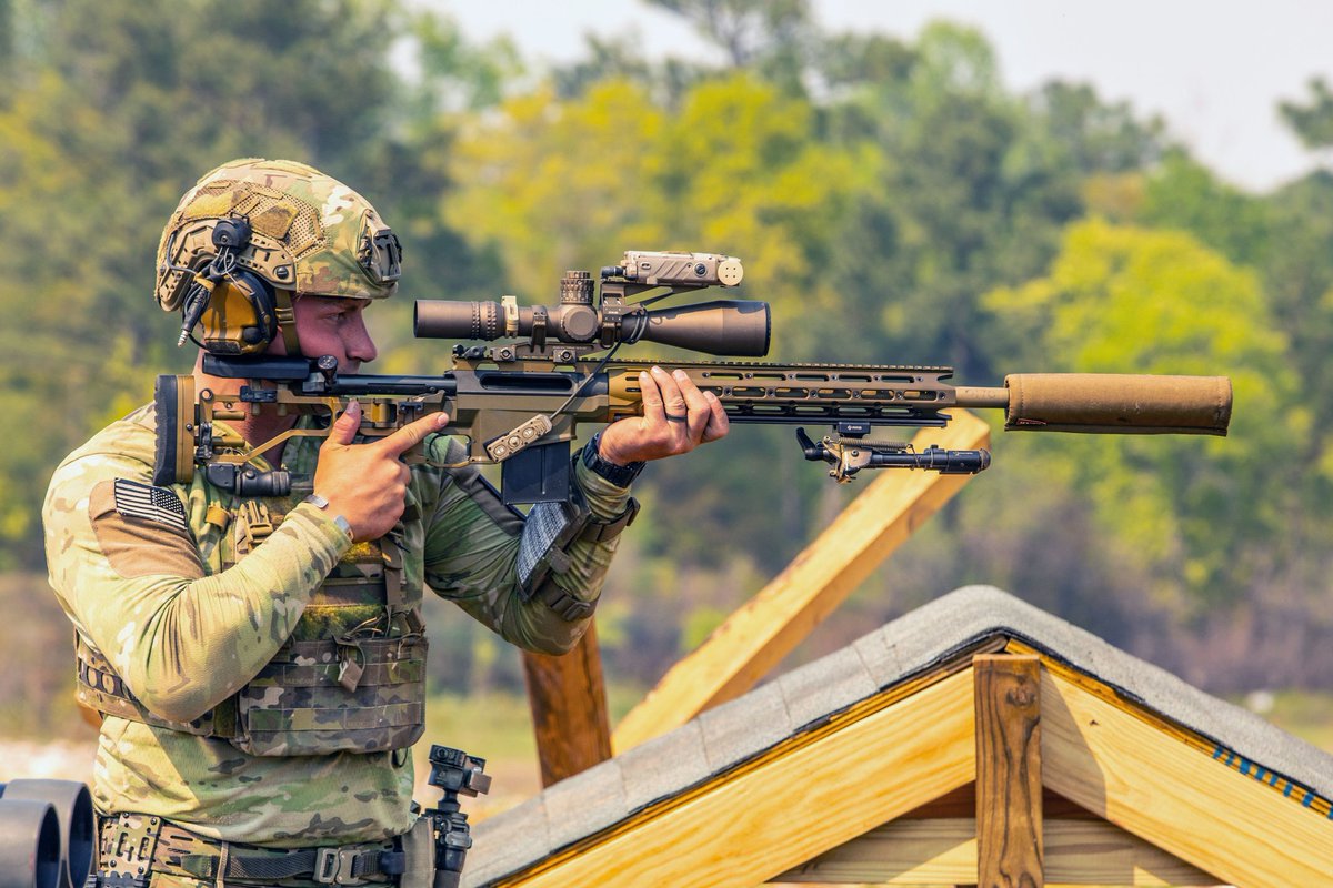 🚩Remington MSR con:

-🎯NightForce ATACR 7-35×56
- LRF y calculadora balística L3 SPEAR
- Montura NF UltraMount + puente RAP-I
- Bipodes Atlas BT10 y Harris
- Supresor AAC + condón térmico
- Rail inferior ARCA para usar trípodes sin necesidad de llevar cuna.

Cerca de 70k €💸💰