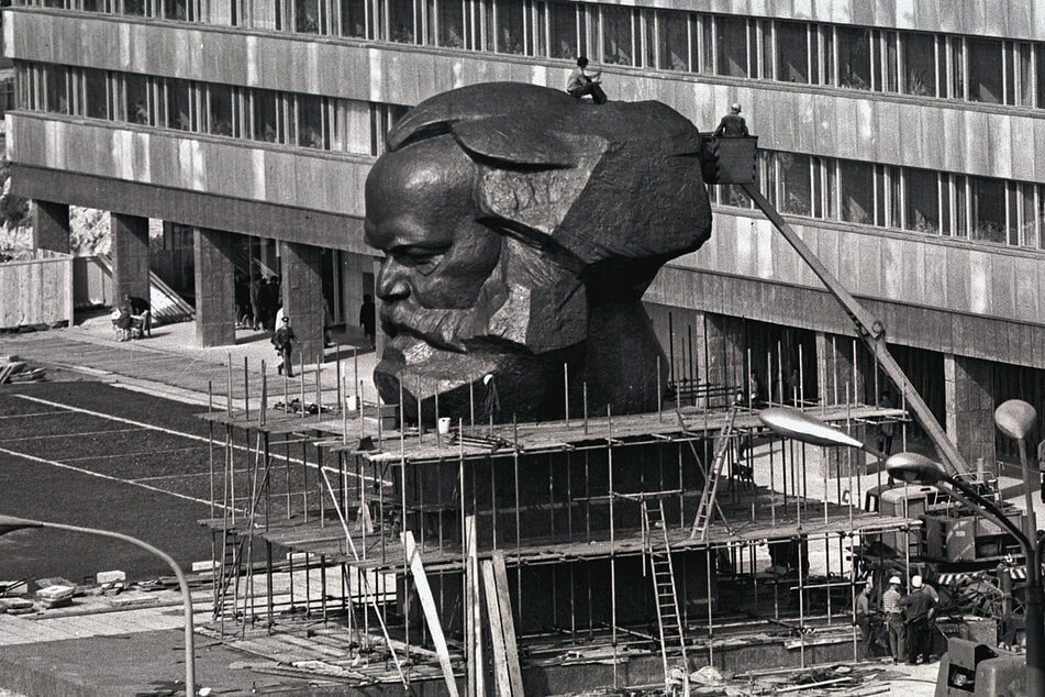 Assembly of the Karl Marx Monument in Karl-Marx-Stadt, GDR, 1971